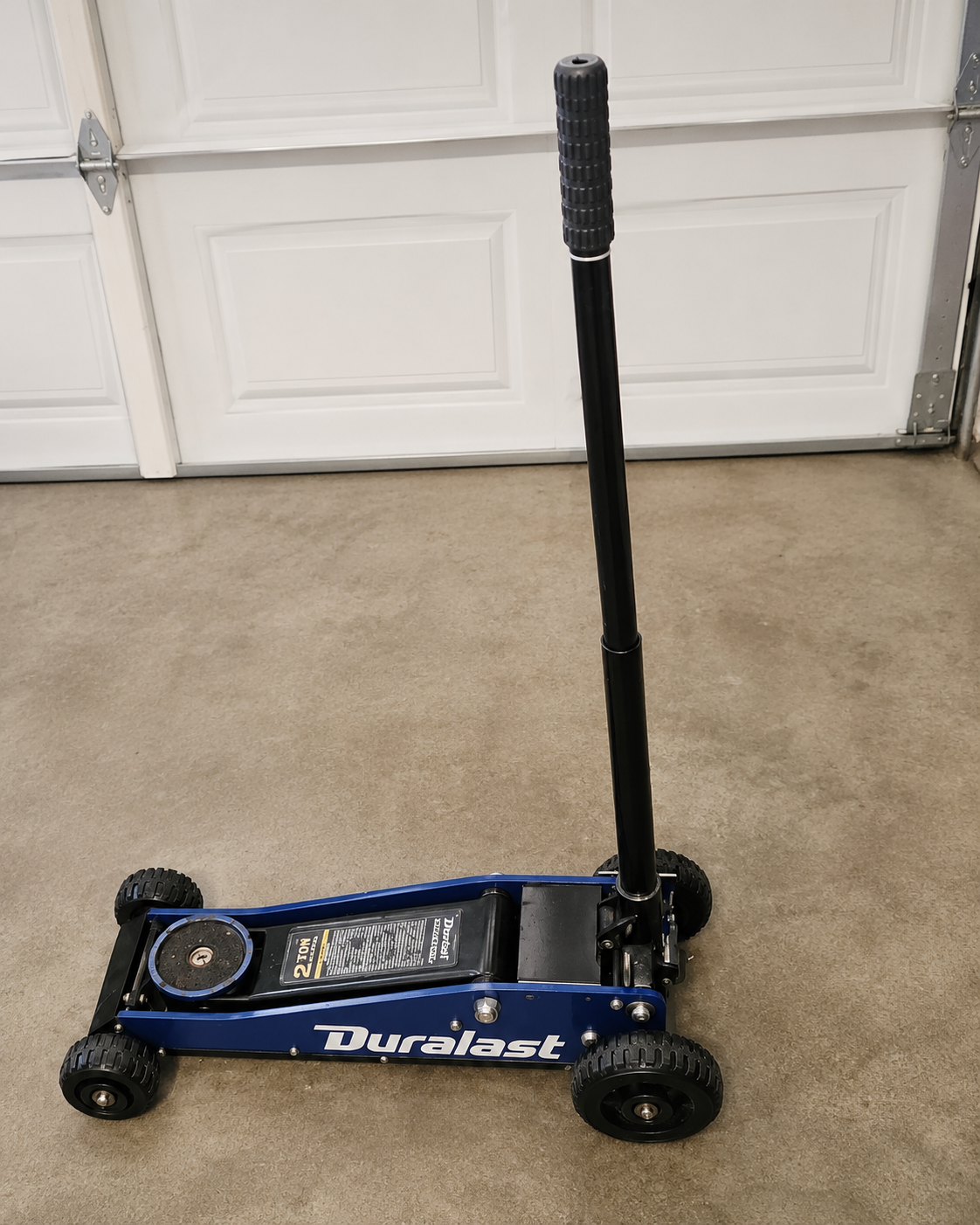 Duralast 2-Ton Hydraulic Floor Jack. Big wheels for easy use in all terrains