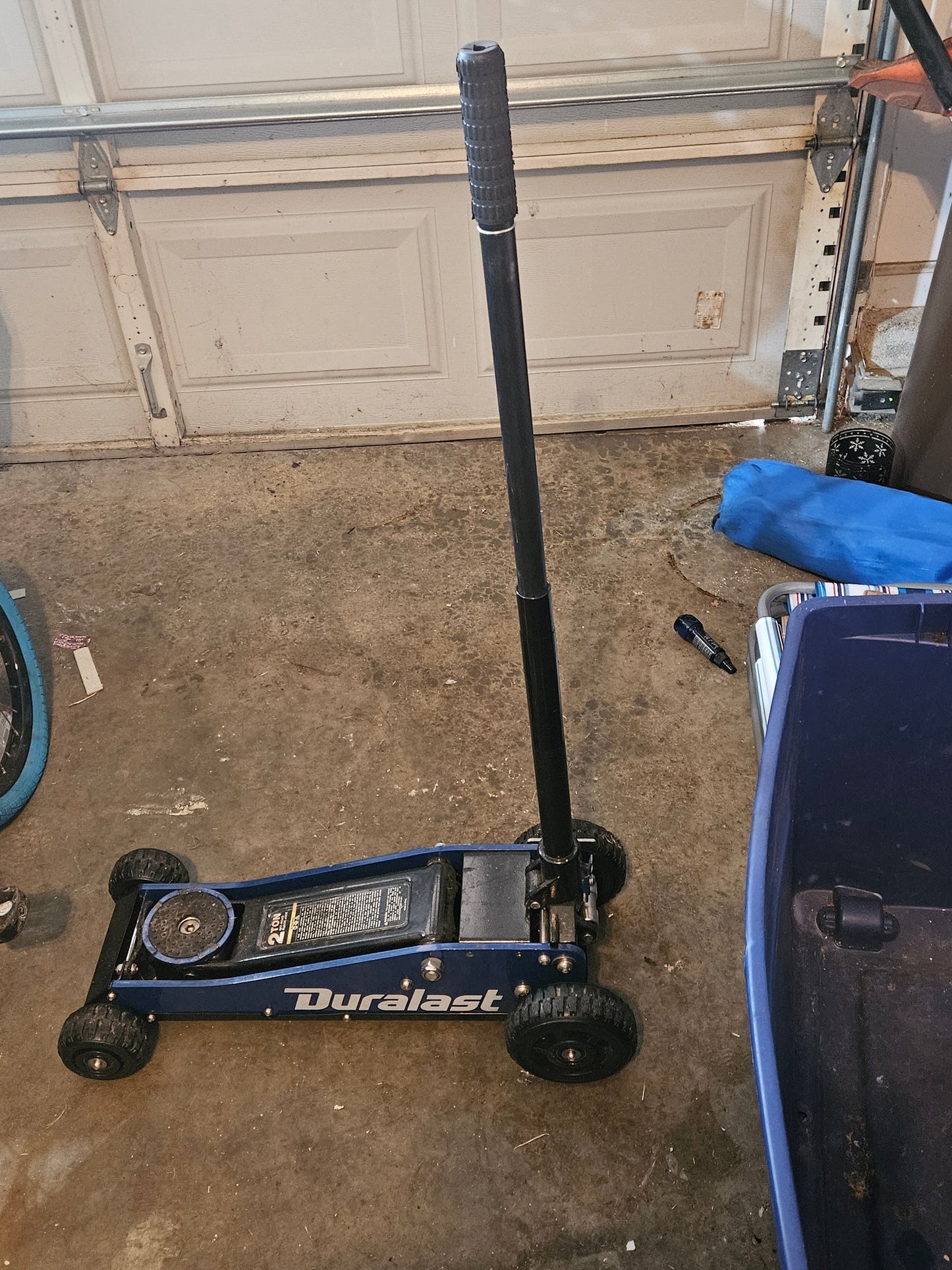 Duralast 2-Ton Hydraulic Floor Jack. Big wheels for easy use in all terrains
