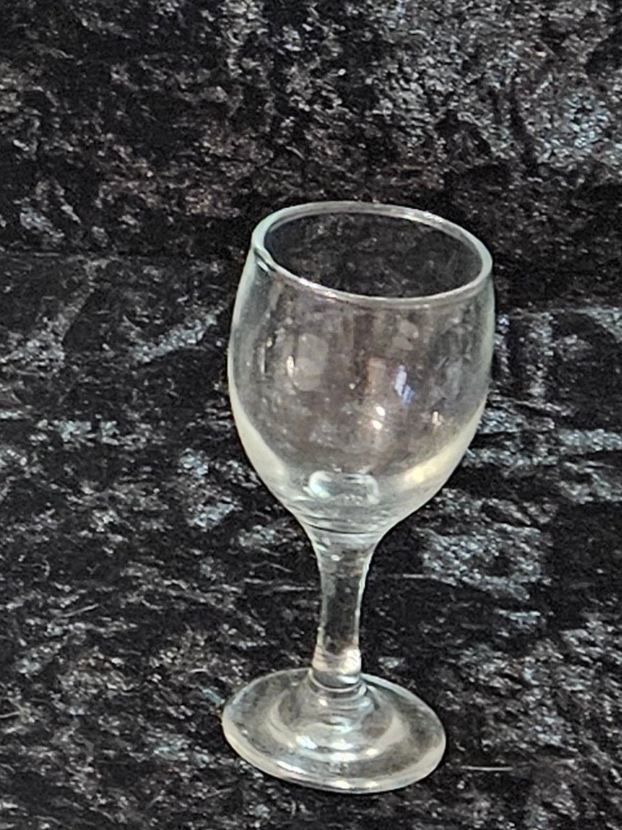 Vintage Clear Wine Glass – Classic Stemware