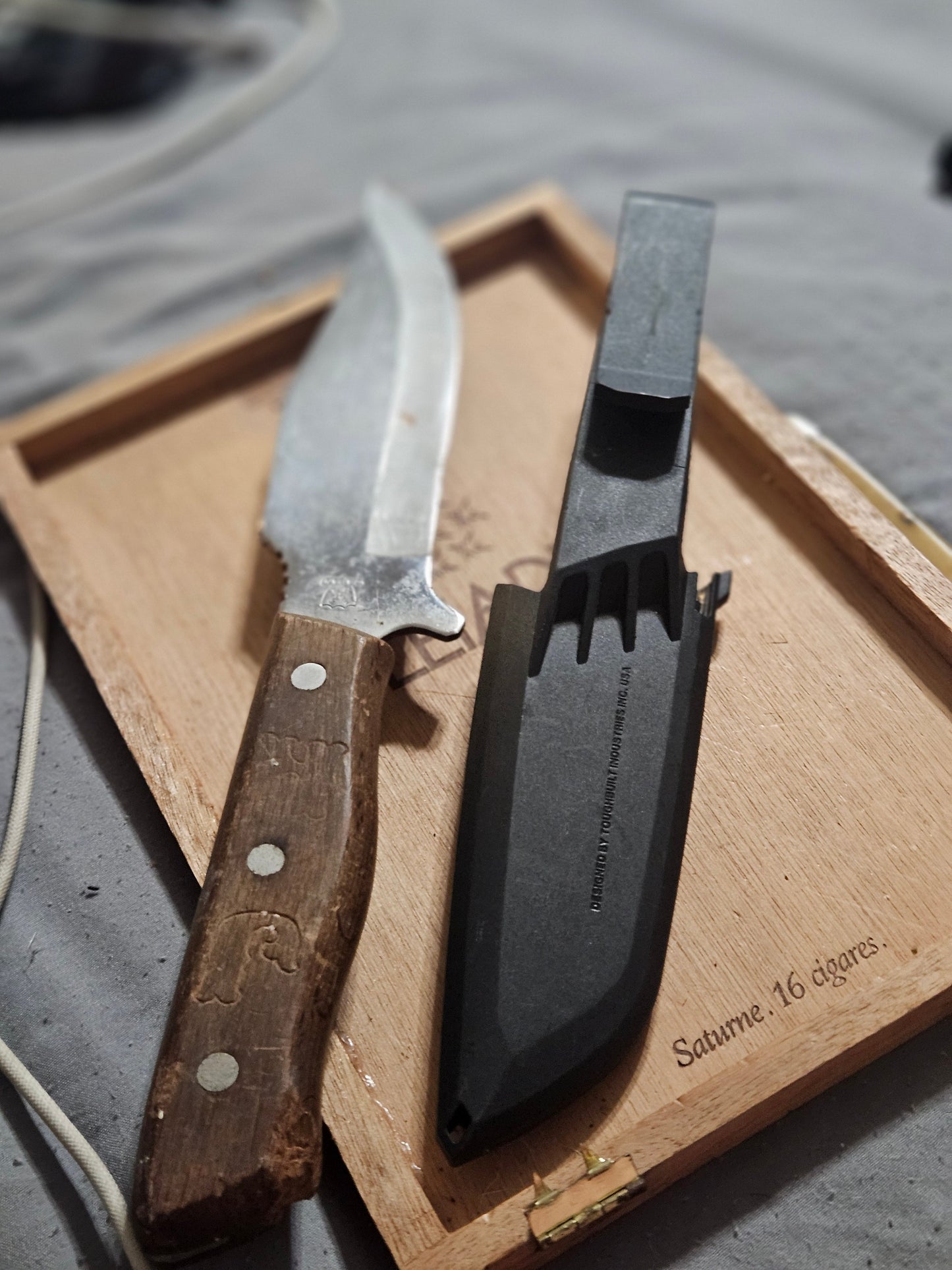 Kentucky Cutlery Fixed Blade Skinner Knife with Plastic Sheathsolut